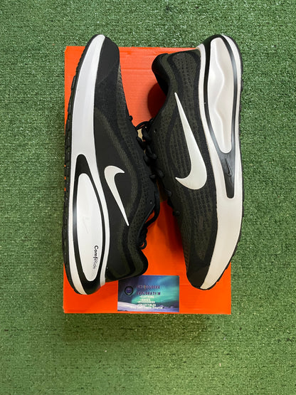 Nike Journey Run black and white