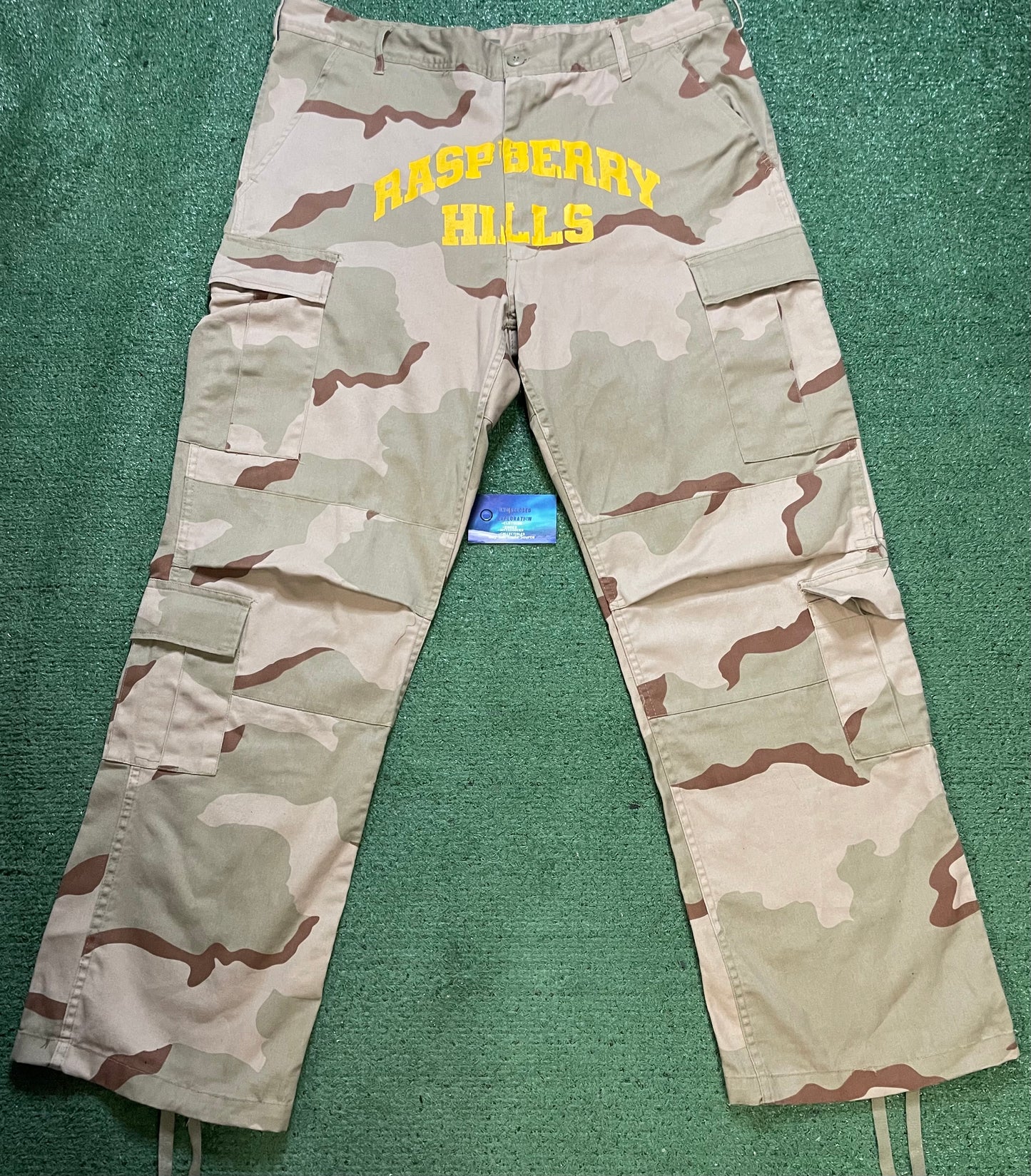 Gv Gallery Raspberry Hills dessert camo cargo pants