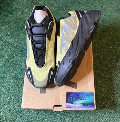 Yeezy Boost 700 Mnvn Resin