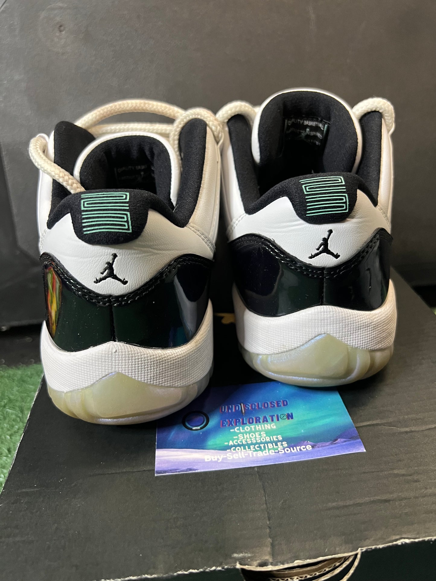 Jordan 11 low emerald size 8men/9.5women