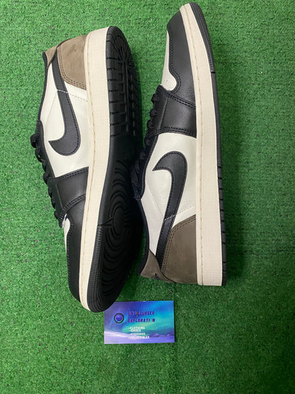 Jordan 1 low mocha size 12men/13.5women