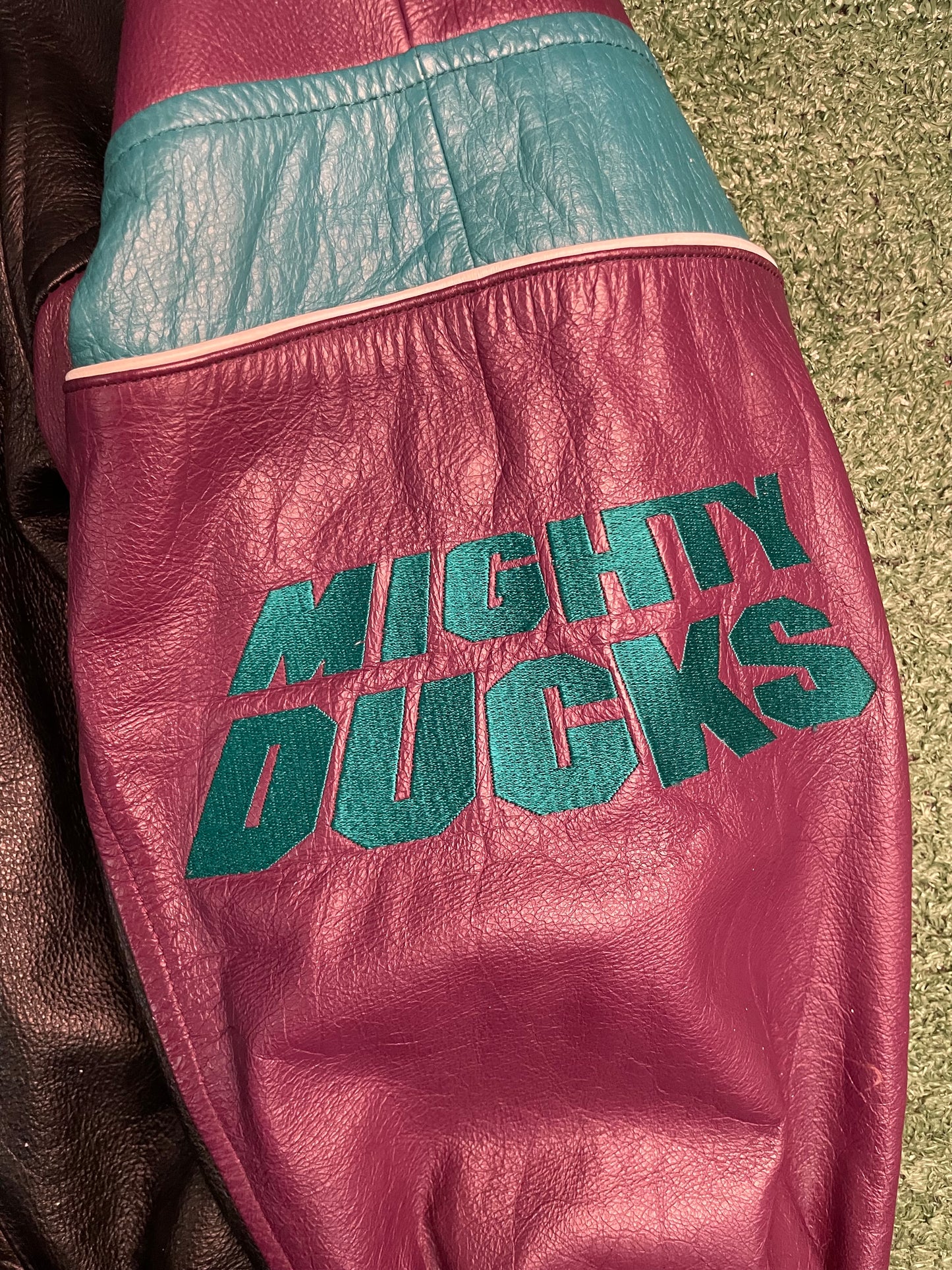 Vintage 1990s mighty ducks of Anaheim NHL leather jacket