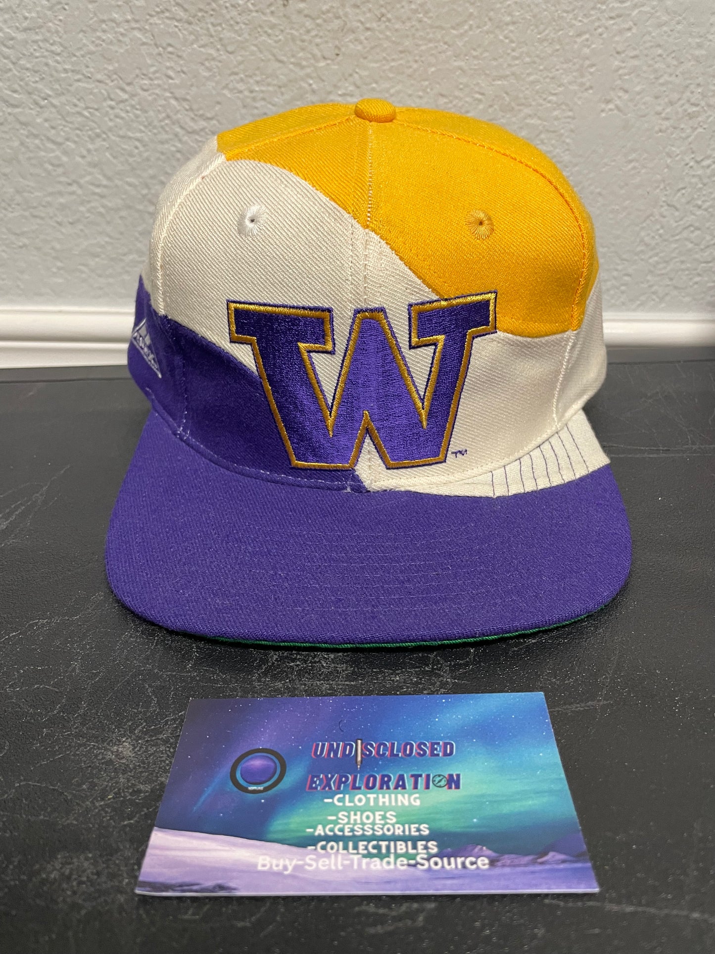 Vintage 1990s University of Washington Huskies Swirl apex one hat