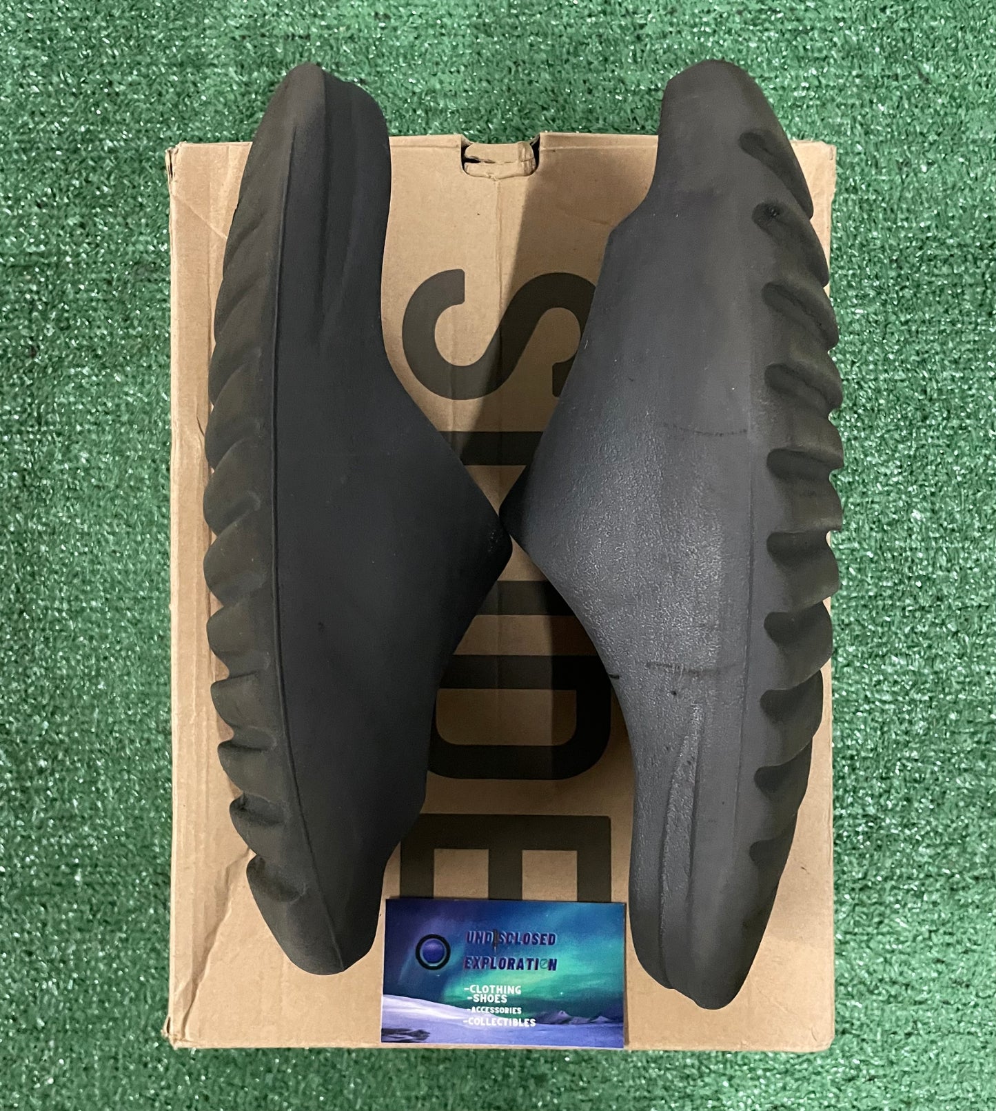 Yeezy slide onyx size 11men/12.5women
