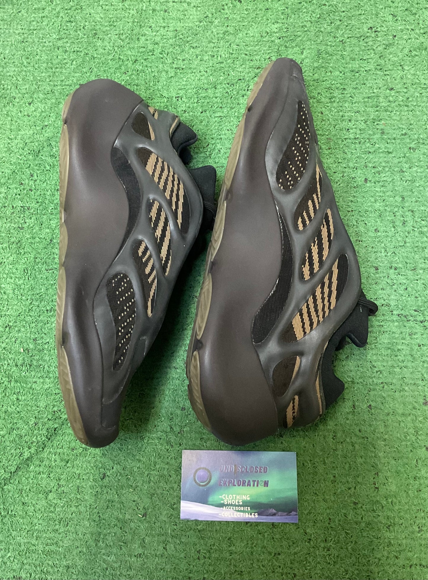 Yeezy 700 V3 “Clay Brown” size 9.5men/11women