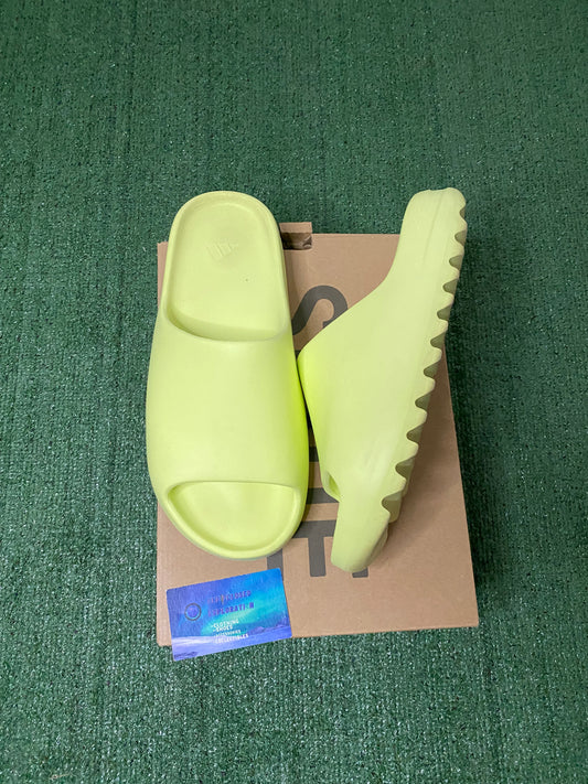 Yeezy slide “Glow” size 12men/13.5women