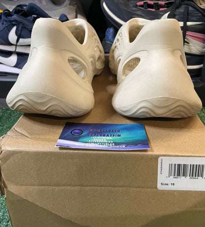 Yeezy foam runner sand size 10men/11.5women