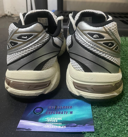 ASICS 1130 white clay canyon size 9men/10.5women