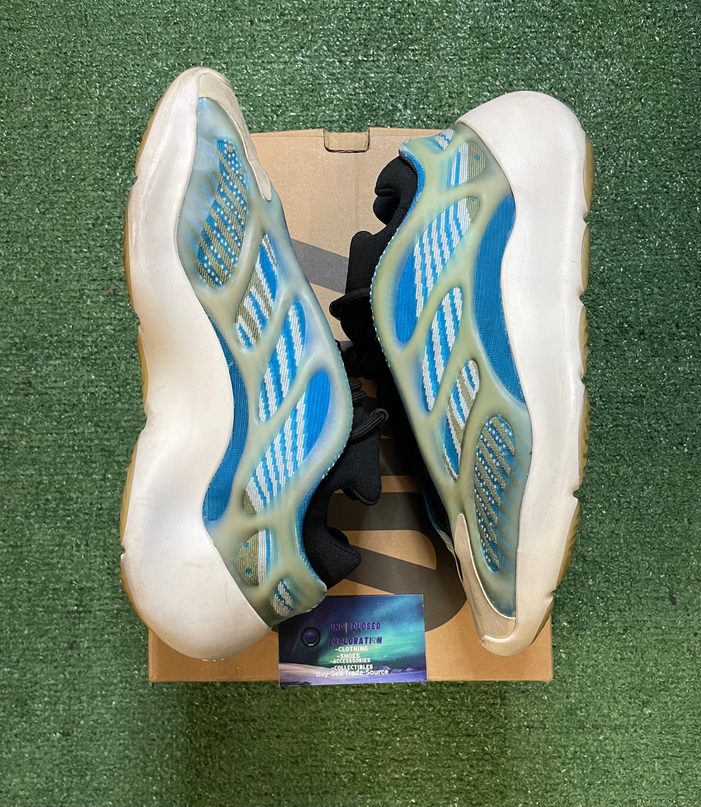 Yeezy 700 Azareth V3 size 10.5men/12women