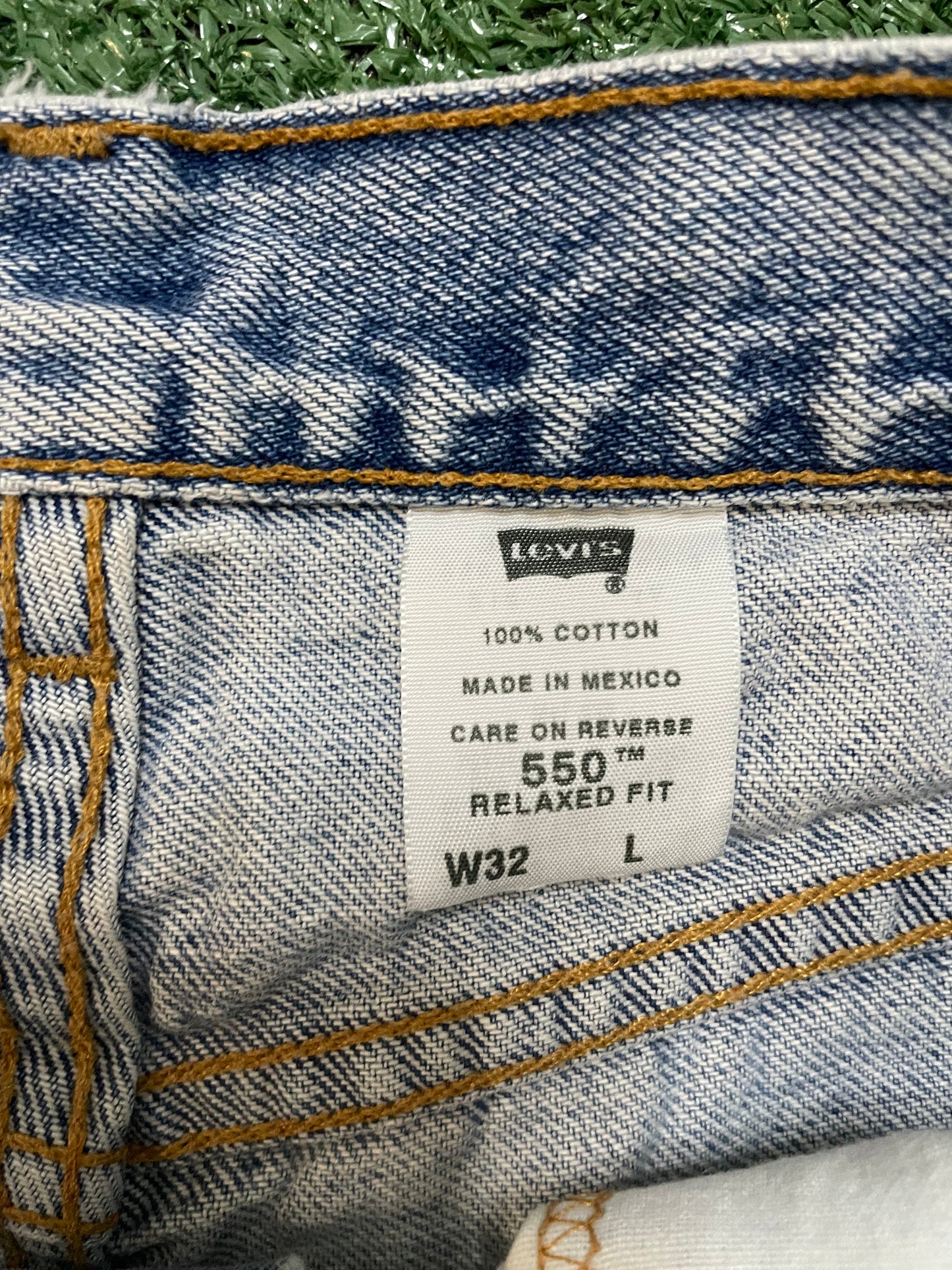 Vintage Levi 550 light wash jeans