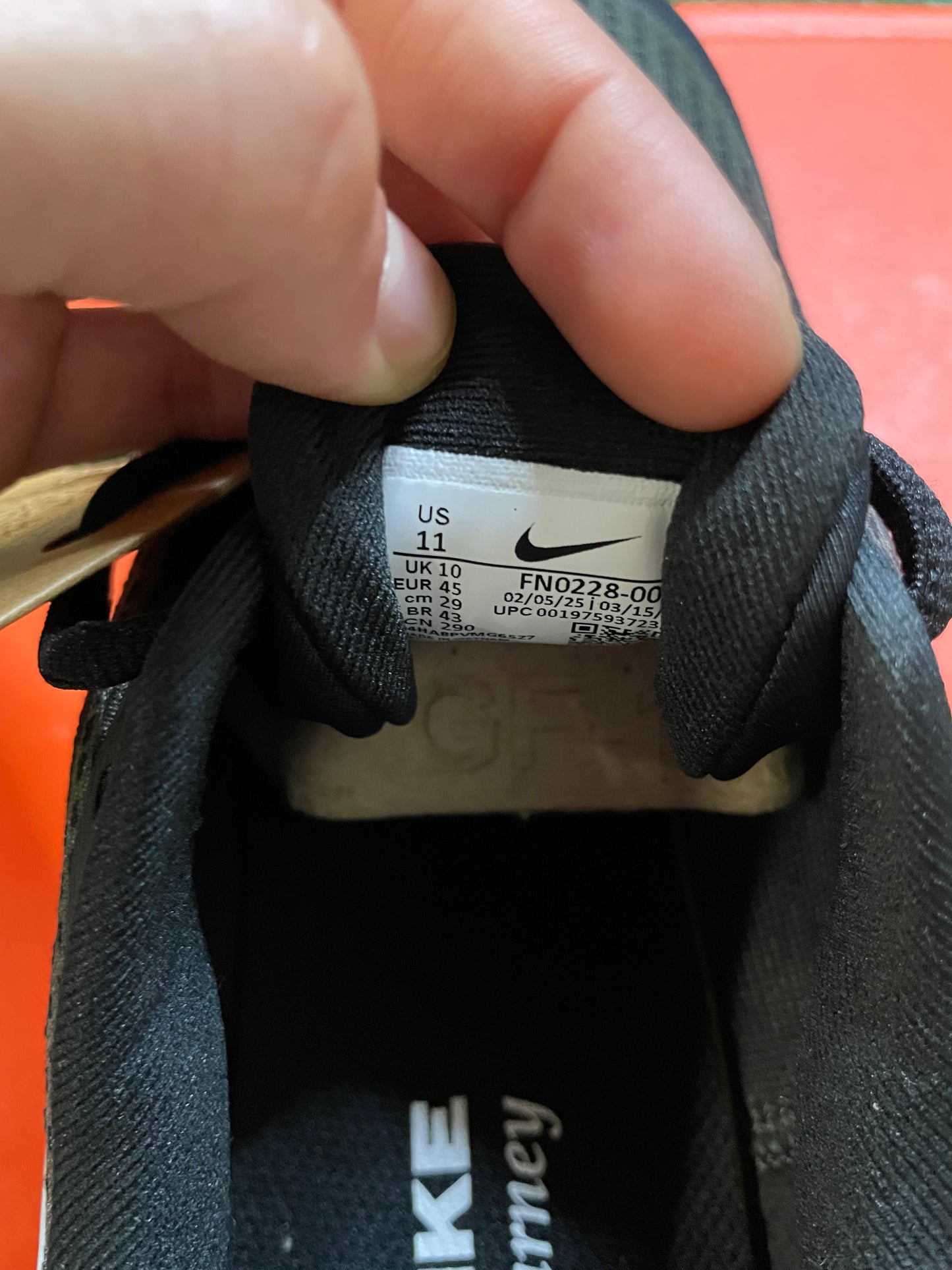 Nike Journey Run black and white