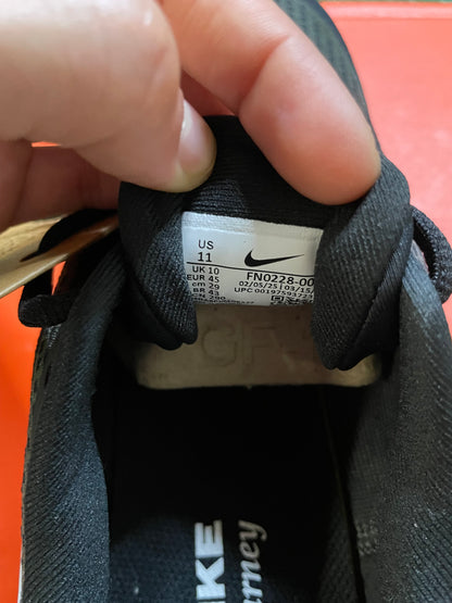 Nike Journey Run black and white