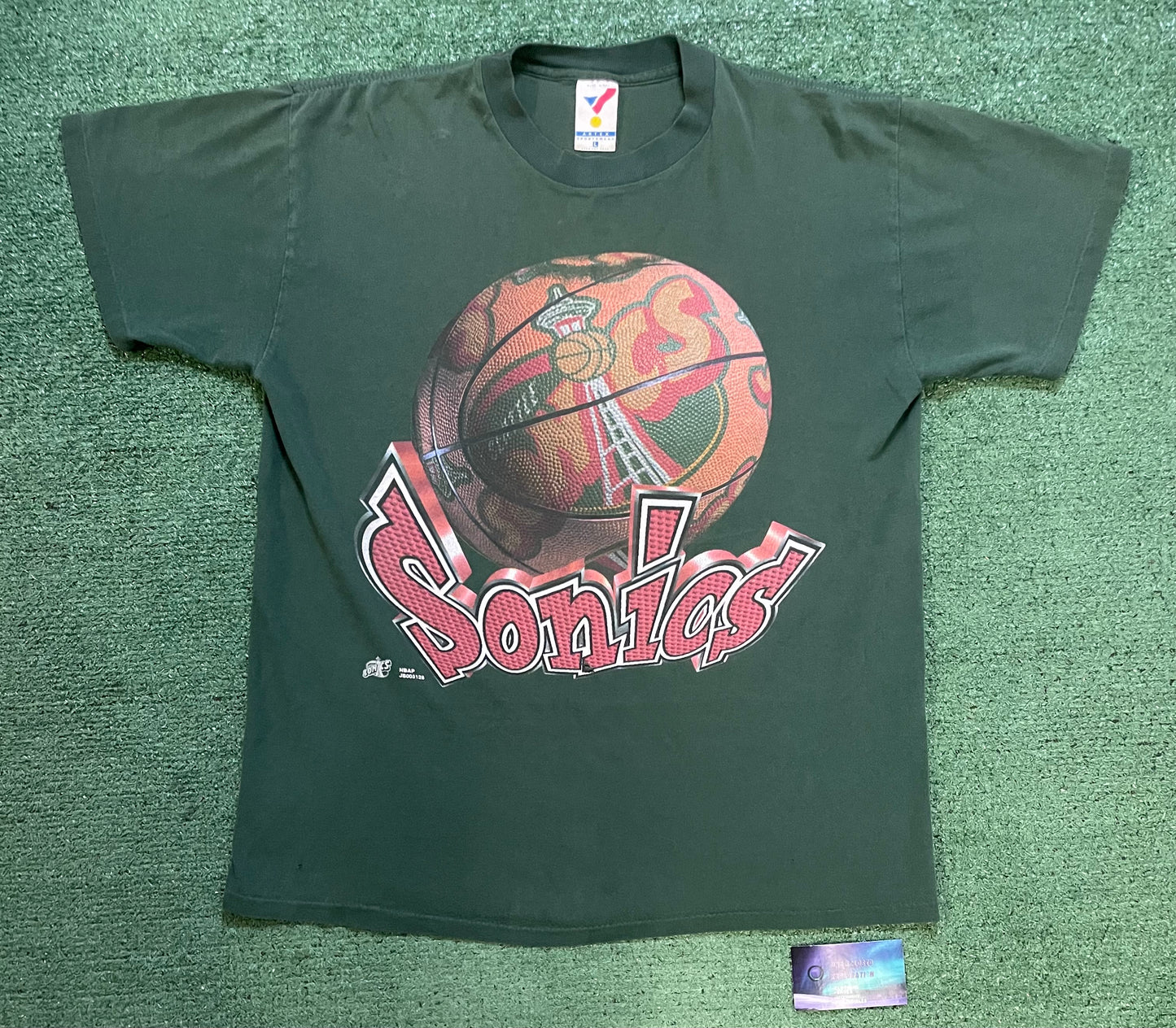 Vintage 1990s Seattle Sonics basketball tee