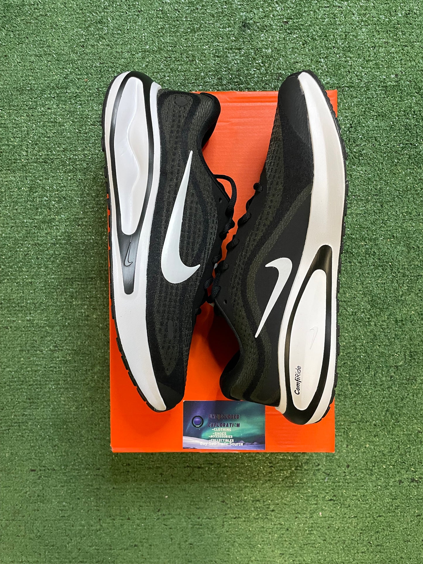Nike Journey Run black and white