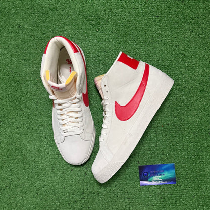 Nike SB Blazer Mid Summit White Red 9.5 Men “Preowned”