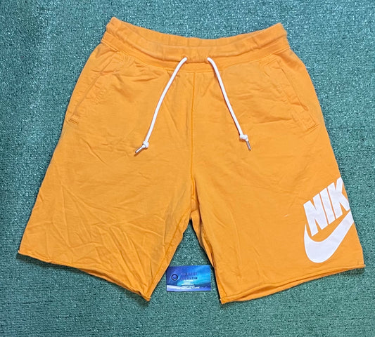 Nike Club Alumni French Terry orange Shorts