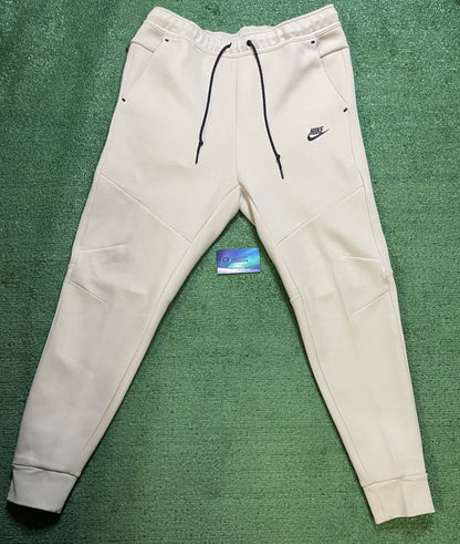 Nike Tech Fleece cream & black pants