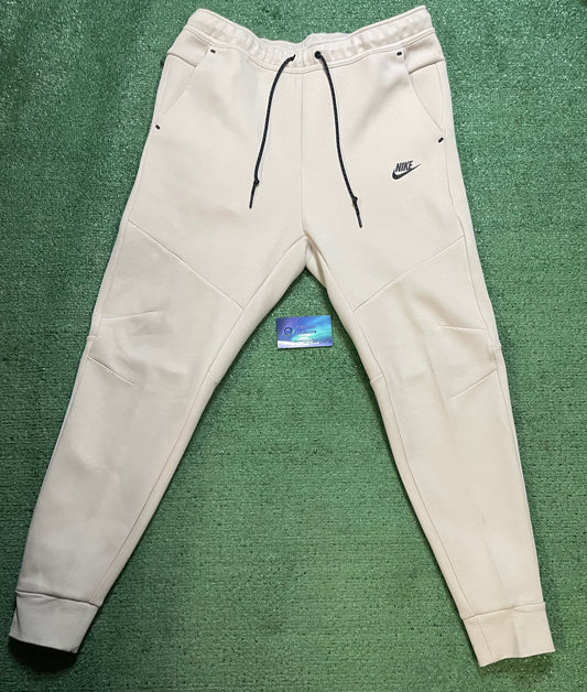 Nike Tech Fleece cream & black pants