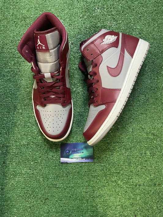 Air Jordan 1 mid cherrywood red size 11men/12.5women