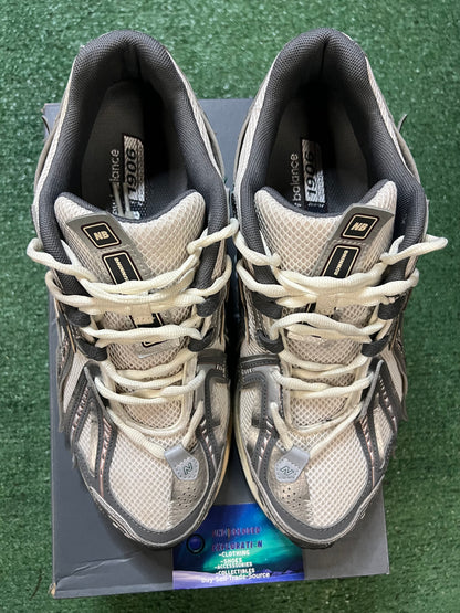 New Balance 1906A Silver & gold size 10.5men/12women
