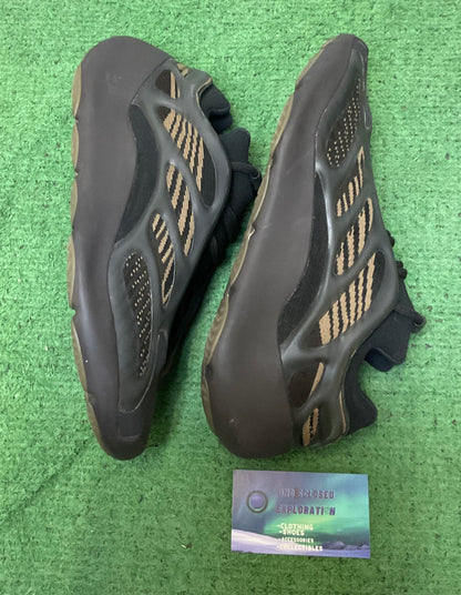 Yeezy 700 V3 “Clay Brown” size 9.5men/11women