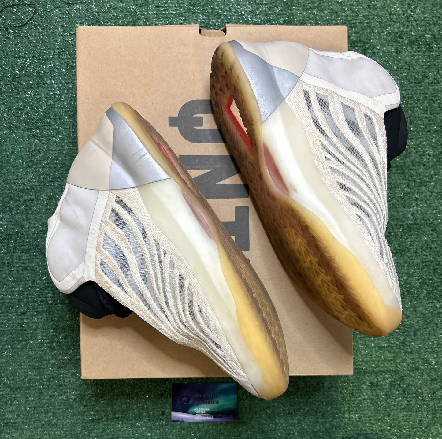Yeezy quantum mist slate 10men/11.5women