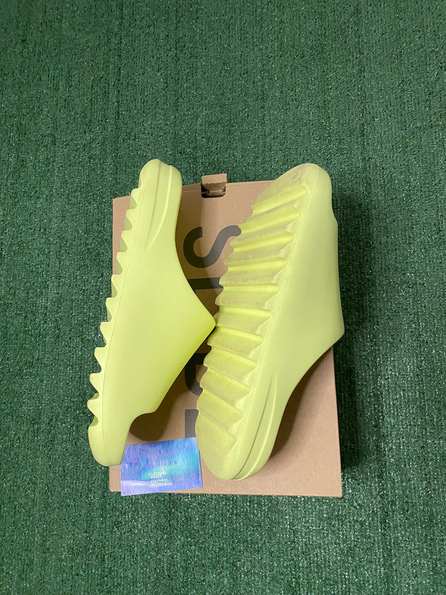 Yeezy slide “Glow” size 12men/13.5women