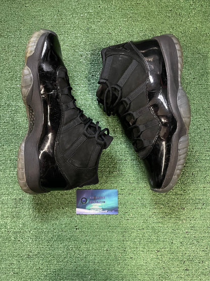 Jordan 11 cap and gown size 11men/12.5women