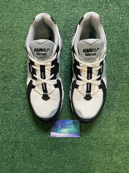 Karhu super fulcrum white/sterling blue size 10men/11.5women