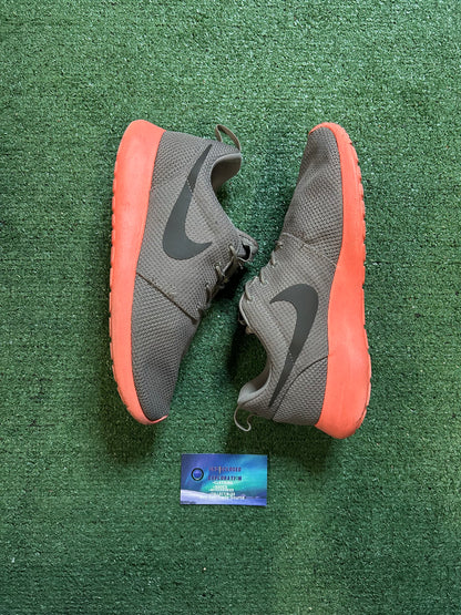 Nike Roshe run mango soft grey crimson size 9.5men/11women