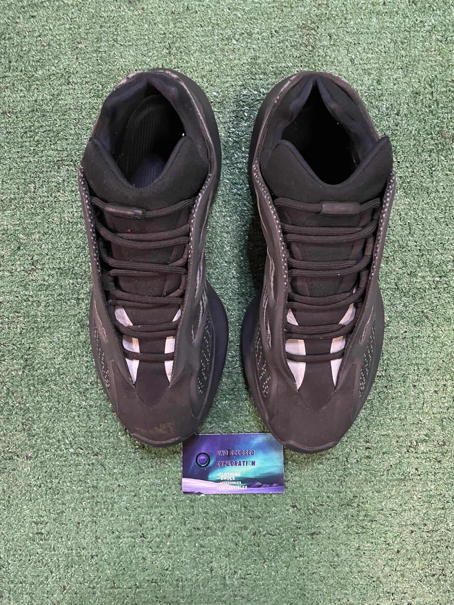 Yeezy 700v3 dark glow size 10.5men/12women