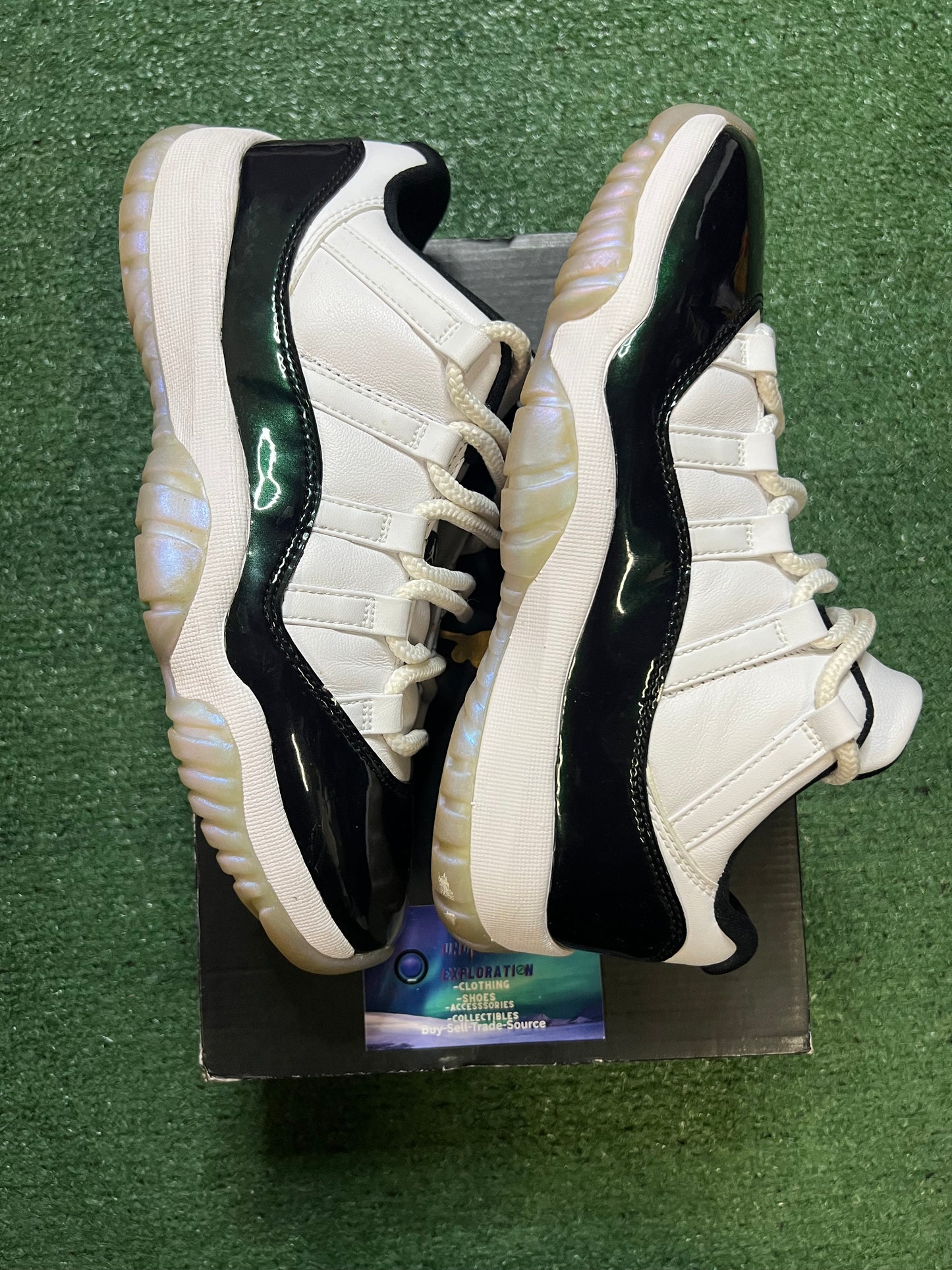 Jordan 11 low emerald size 8men/9.5women