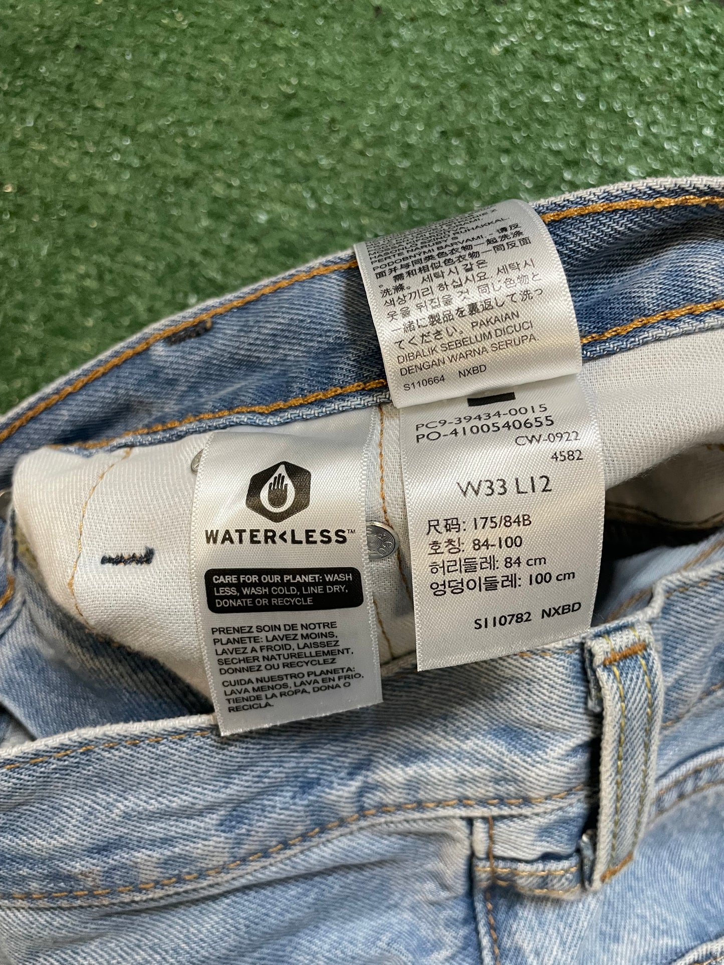 Levi 469 light wash jean shorts