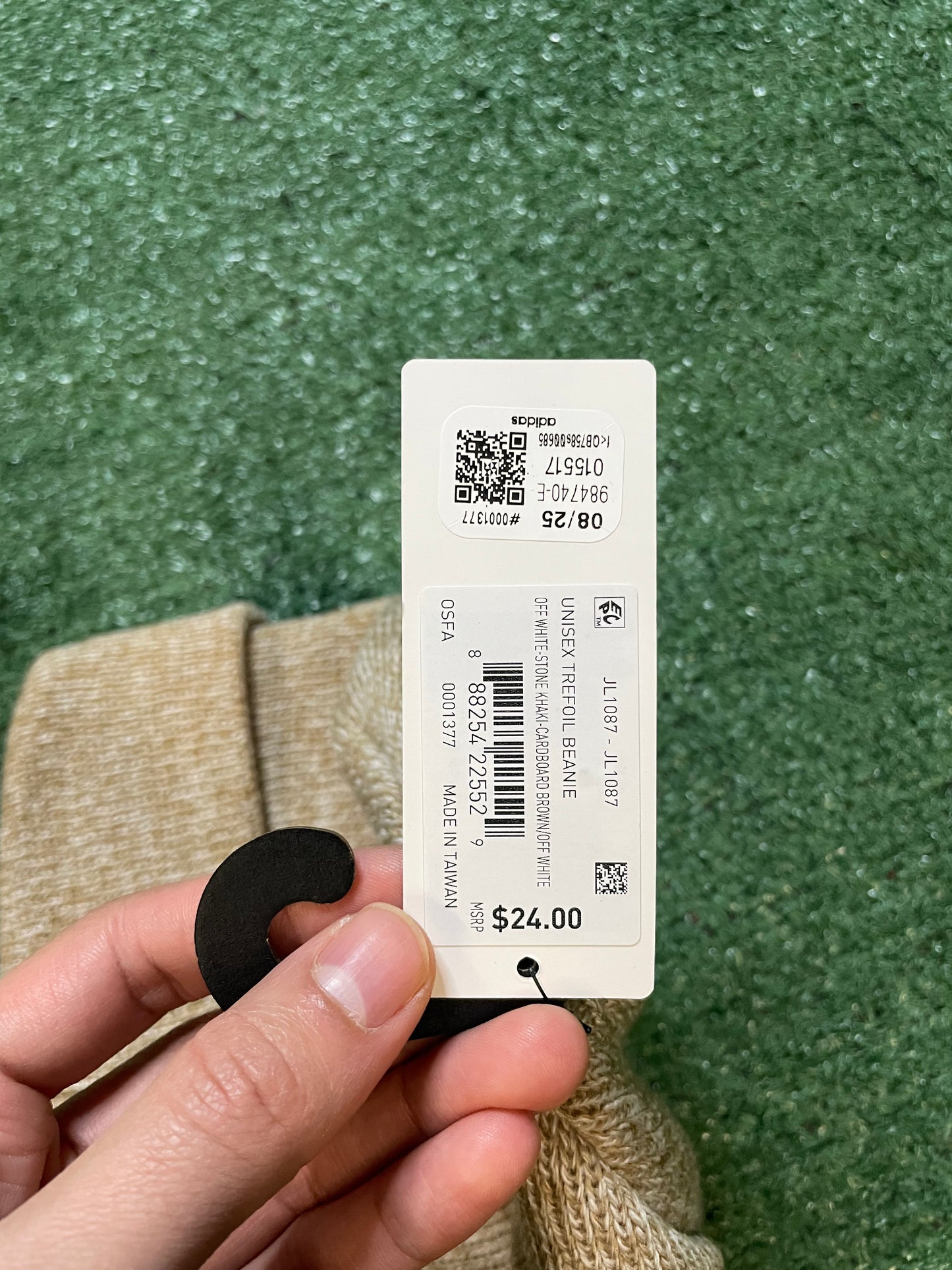 Adidas beige trefoil beanie