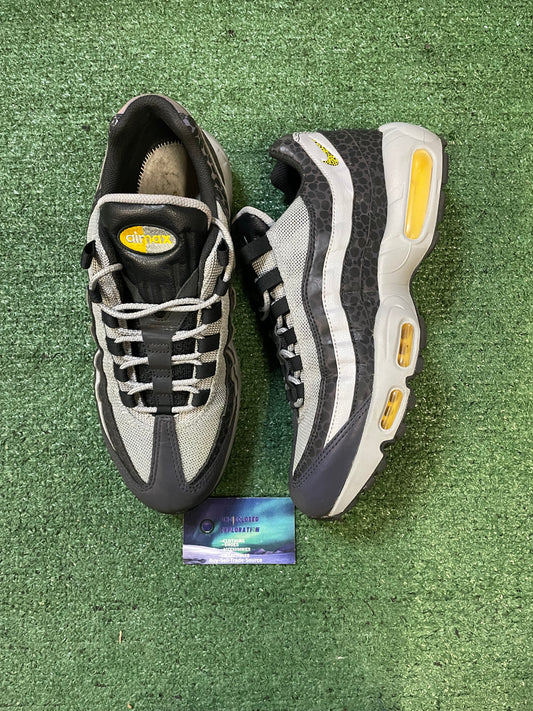 Nike air max 95 reflective Amarillo size 10men/11.5women