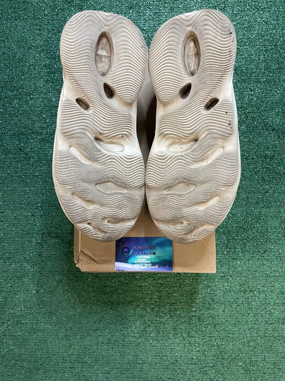 Yeezy foam runner sand size 10men/11.5women