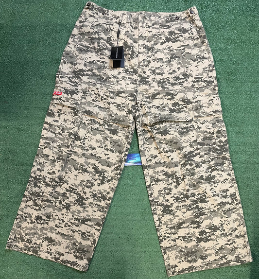 Gv Gallery Raspberry digital camo cargo pants