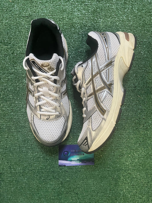 ASICS 1130 white clay canyon size 9men/10.5women