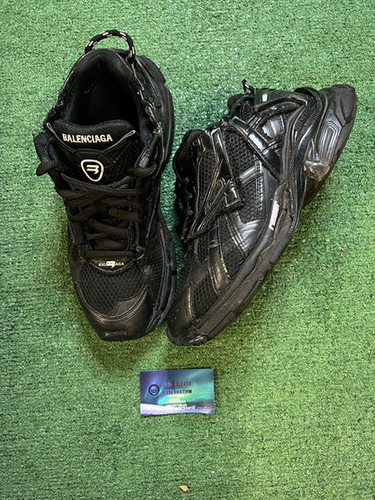 Balenciaga runner triple black size 11men/12.5women(EU 44)