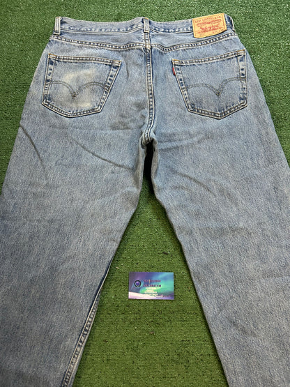 Levi 550 light wash jeans