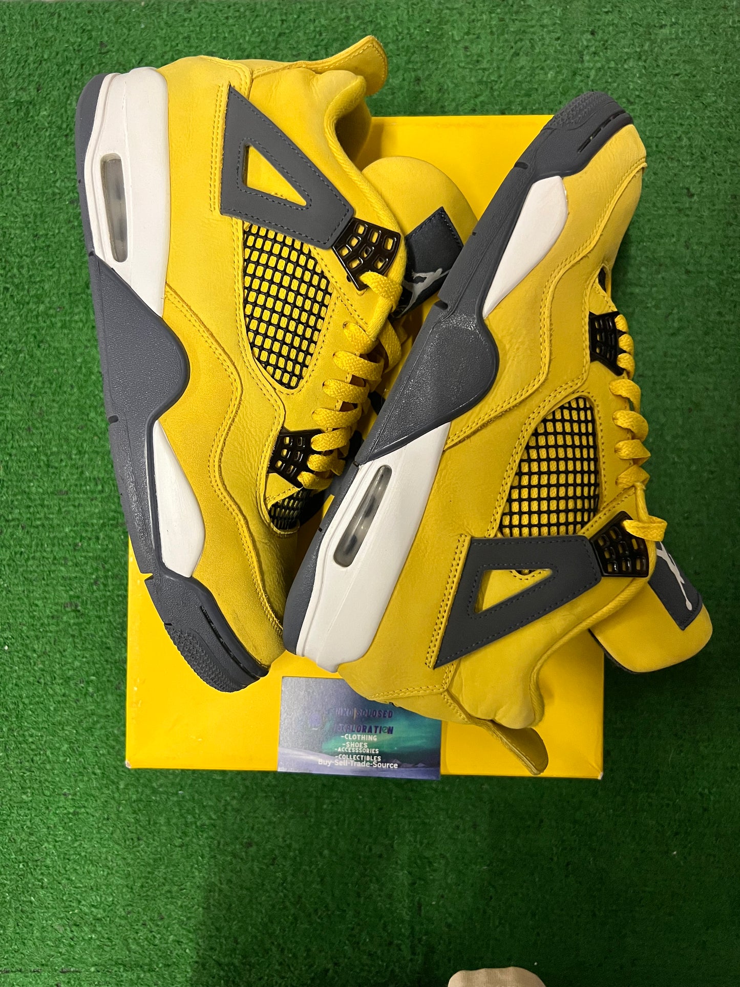 Jordan 4 lightning 2021 size 10.5men/12women