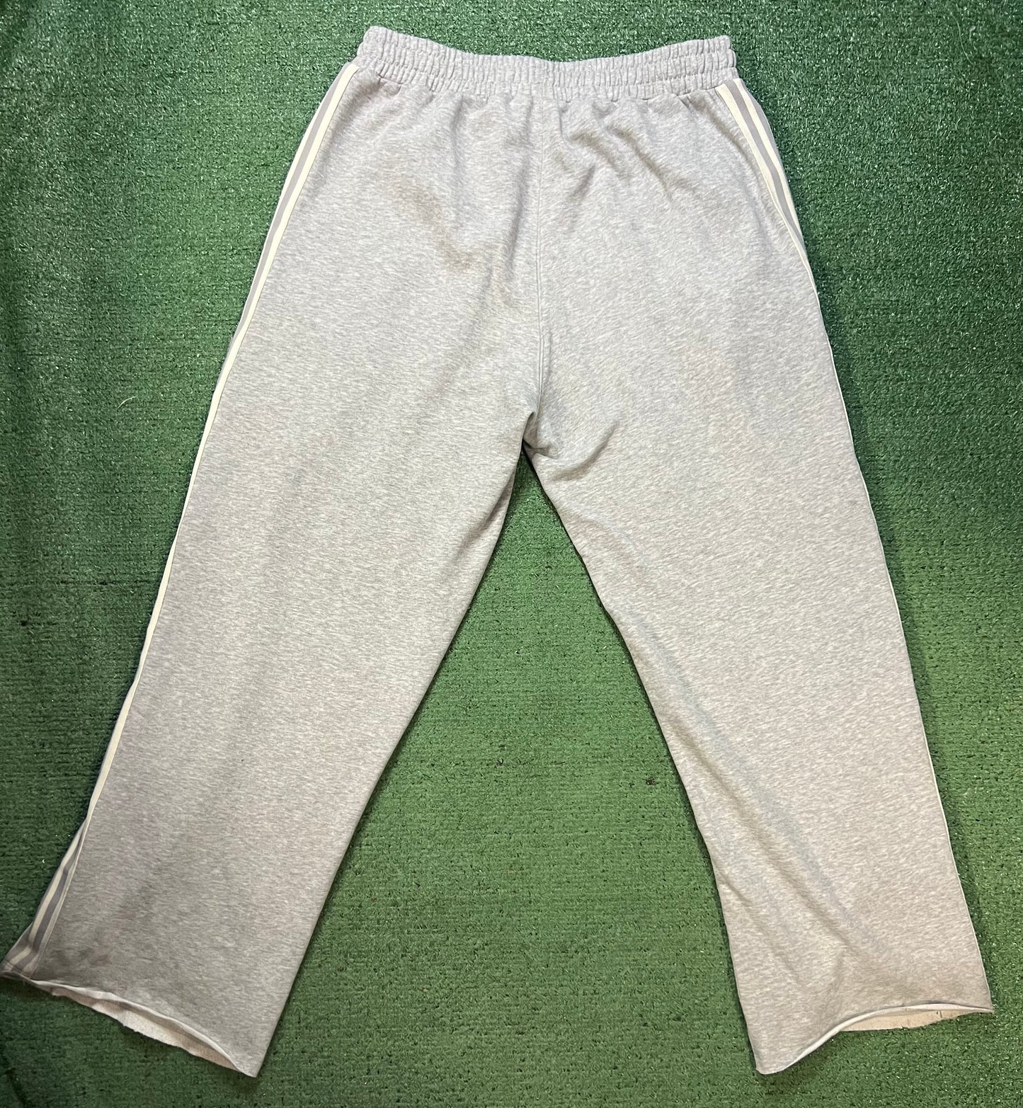 Gv Gallery Lil Leon raspberry hills sweatpants