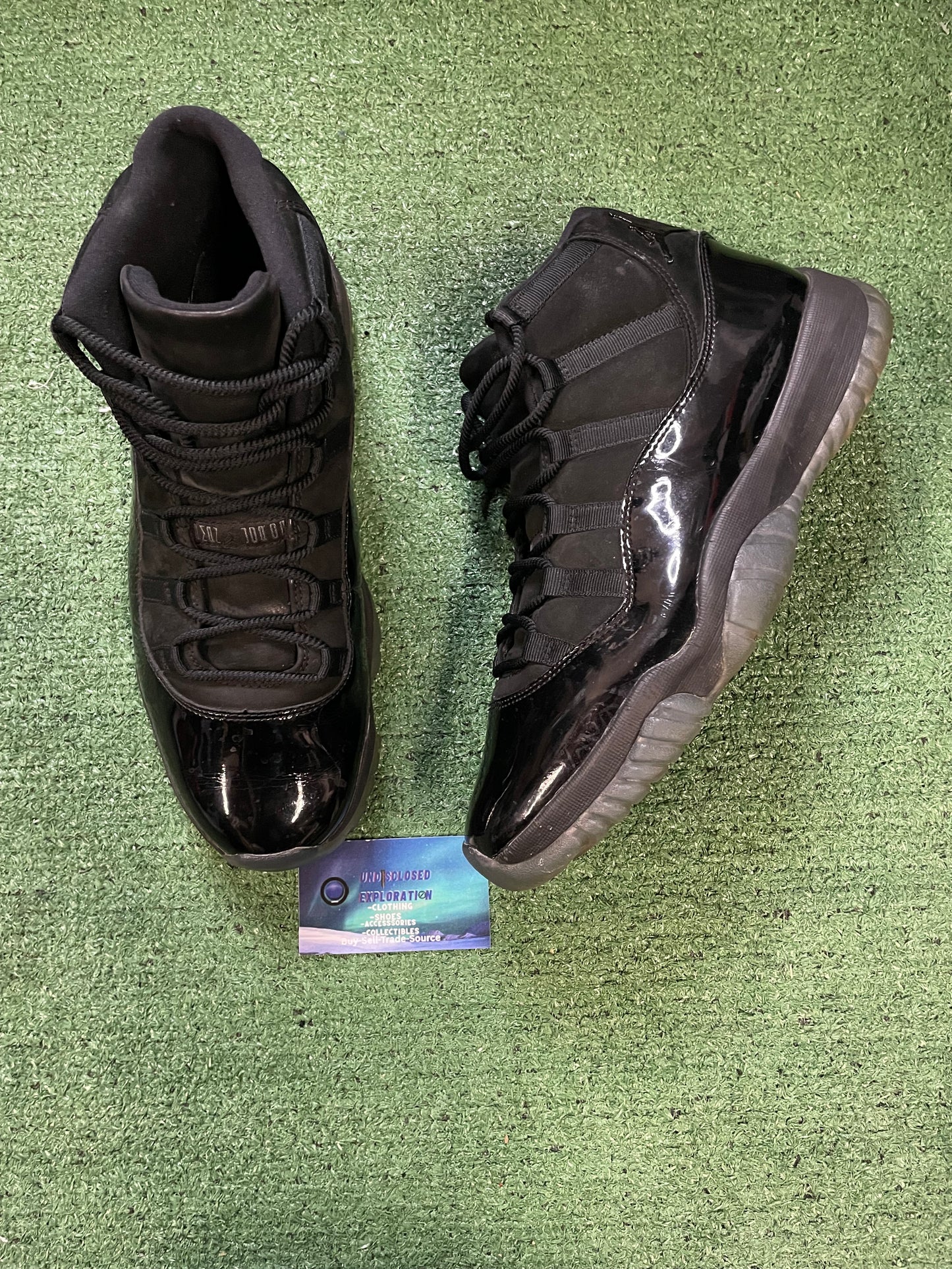Jordan 11 cap and gown size 11men/12.5women
