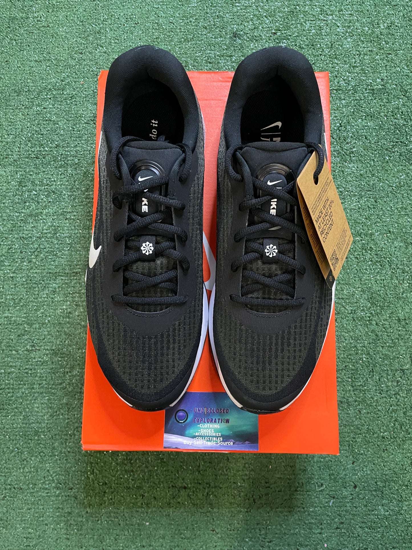 Nike Journey Run black and white
