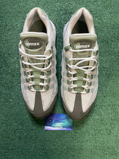Nike air max 95 white oil green size 11men/12.5women