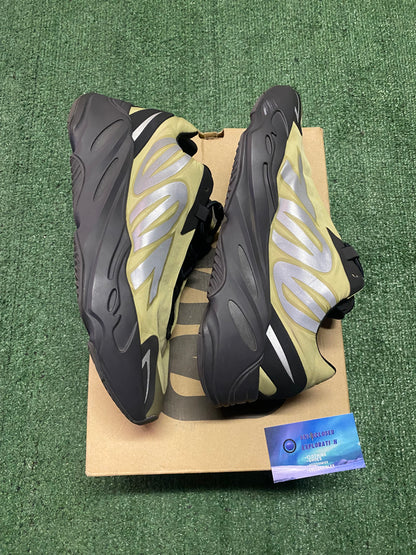 Yeezy 700 MNVN “Resin” size 12men/13.5