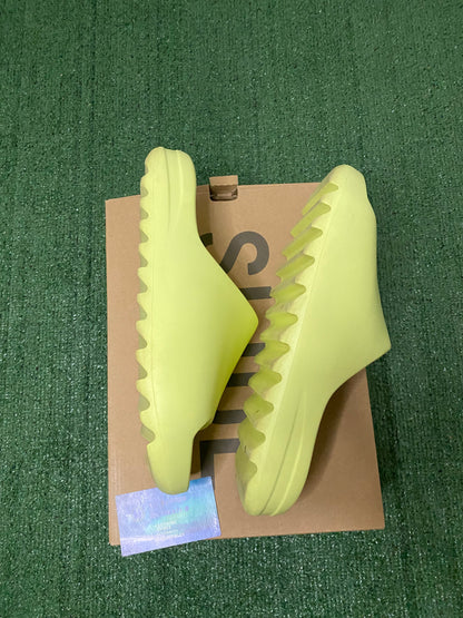 Yeezy slide “Glow” size 12men/13.5women