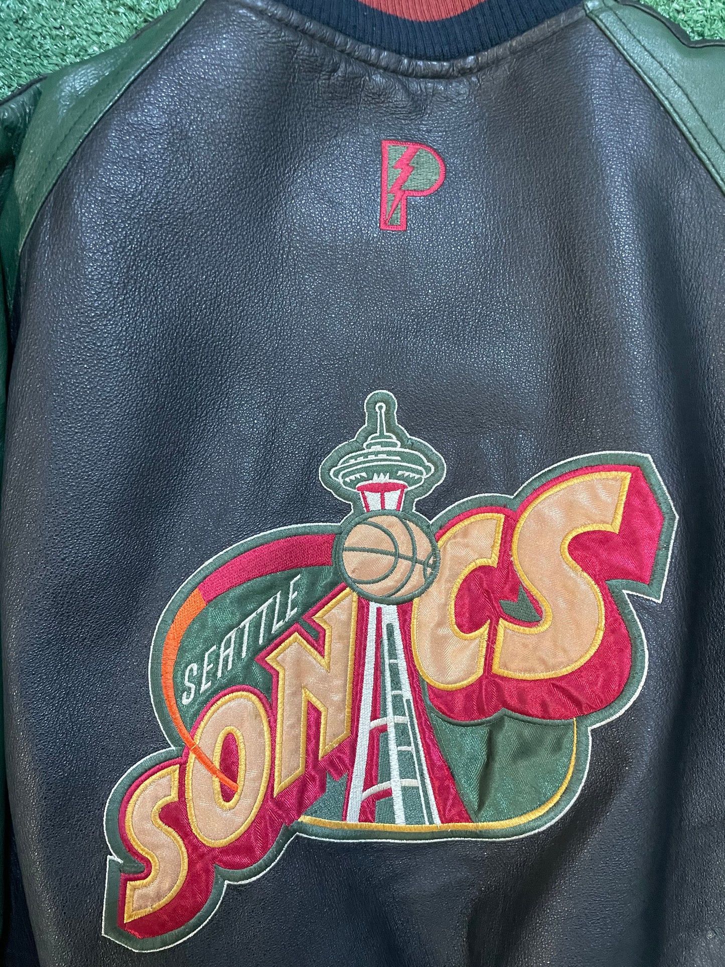 Vintage 1990s Seattle Sonics pro player leather jacket