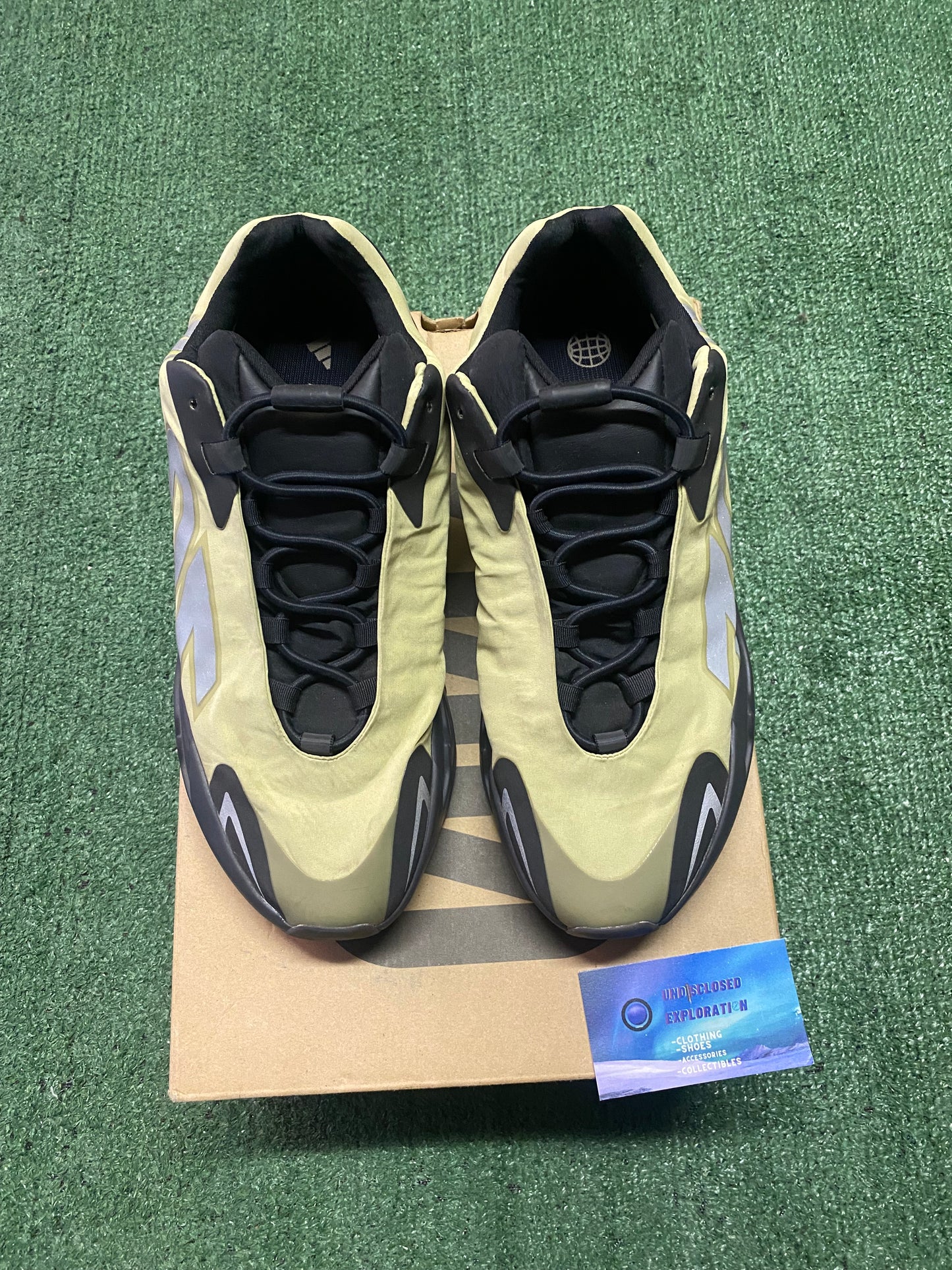 Yeezy 700 MNVN “Resin” size 12men/13.5