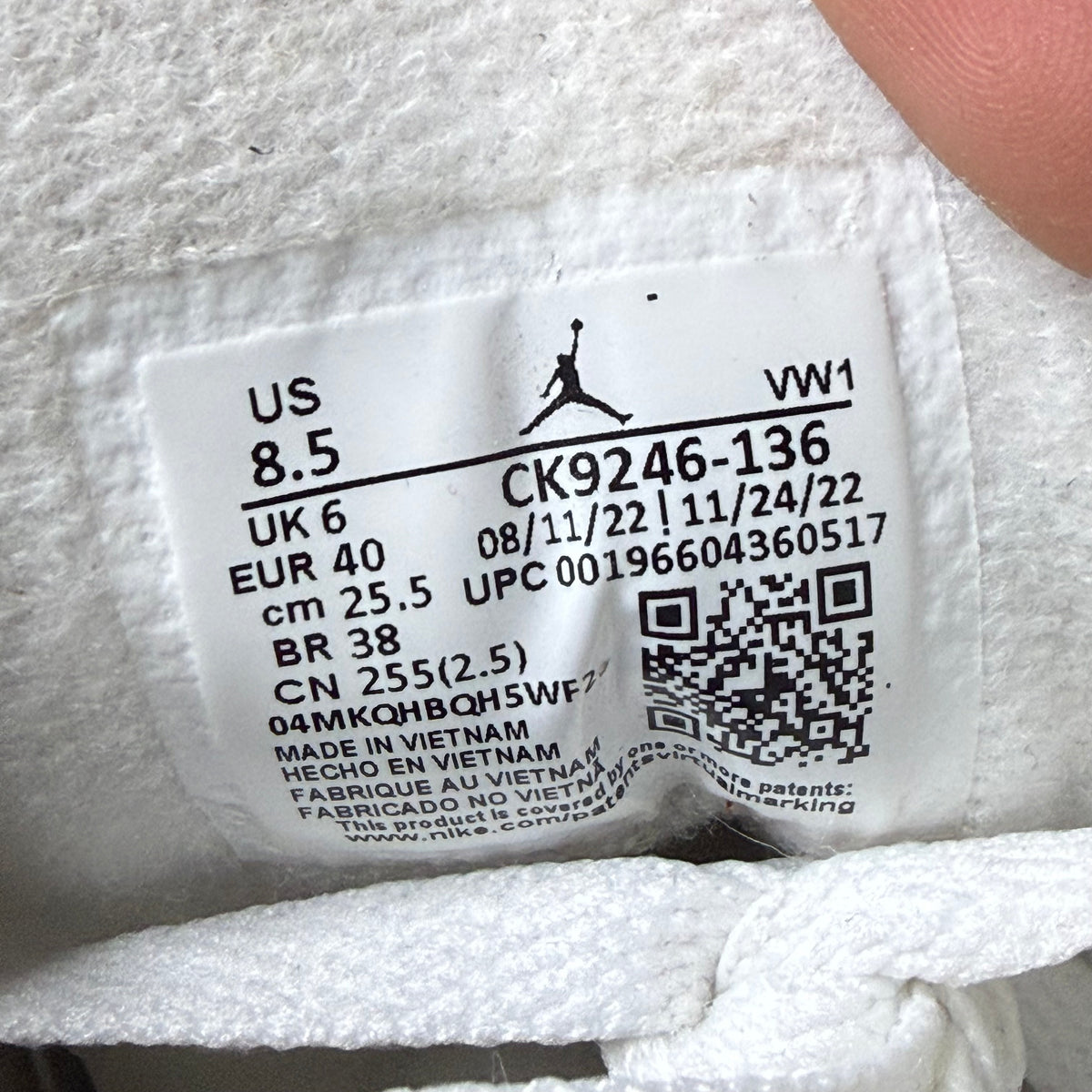 Jordan 3 Lucky Green 8.5 Women/7 Youth “Preowned”